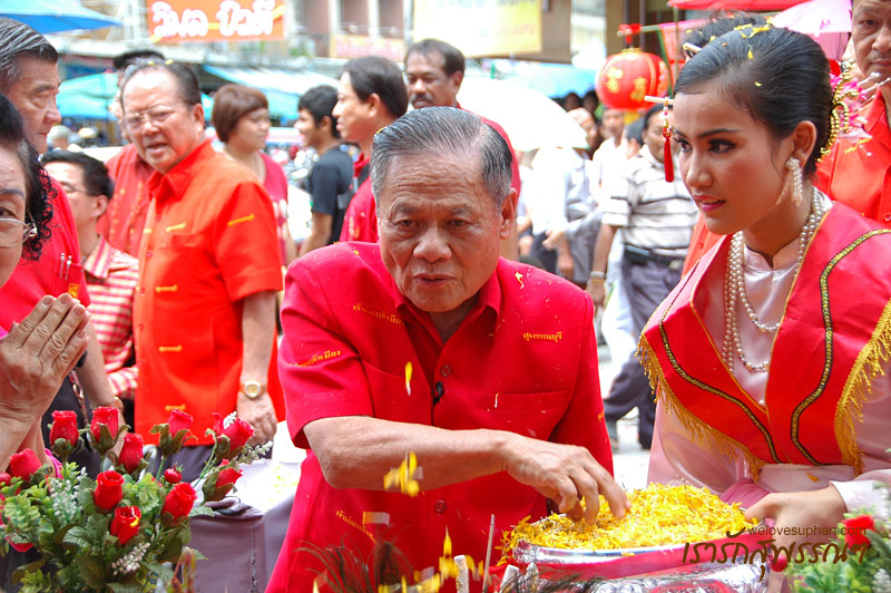 งานประเพณีทิ้งกระจาด สุพรรณบุรี