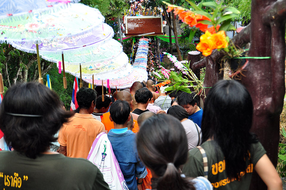 งานประเพณีตักบาตรเทโว สุพรรณบุรี