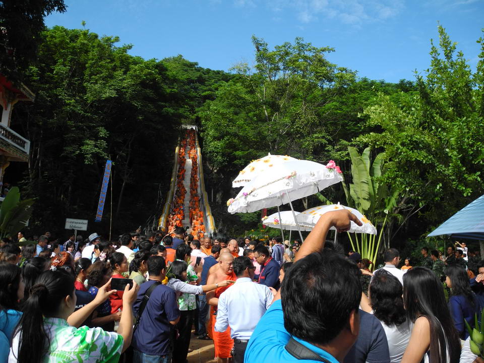 งานประเพณีตักบาตรเทโว วัดเขาดีสลัก อู่ทอง สุพรรณบุรี