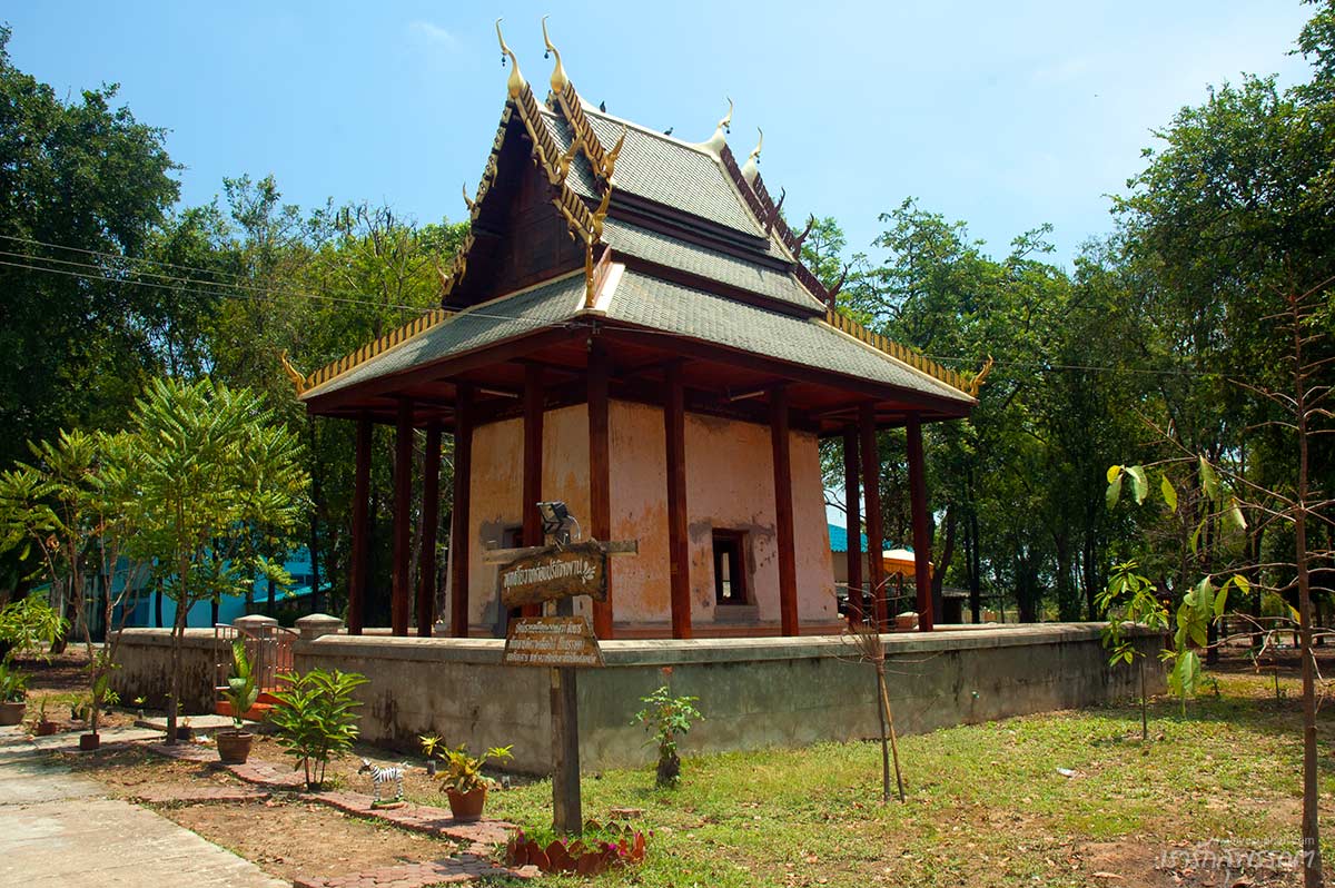 พระพุทธบาท 4 รอย วัดสามชุก อ.สามชุก จ.สุพรรณบุรี