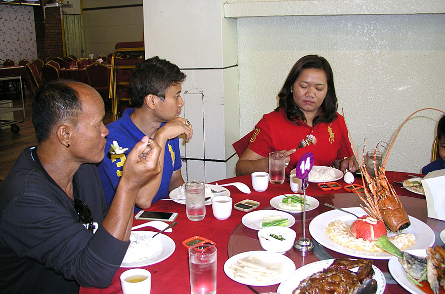 กินอาหารที่เมืองย่างกุ้ง ประเทศพม่า